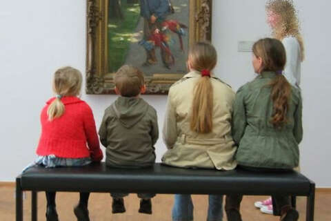 Kinder im Museum