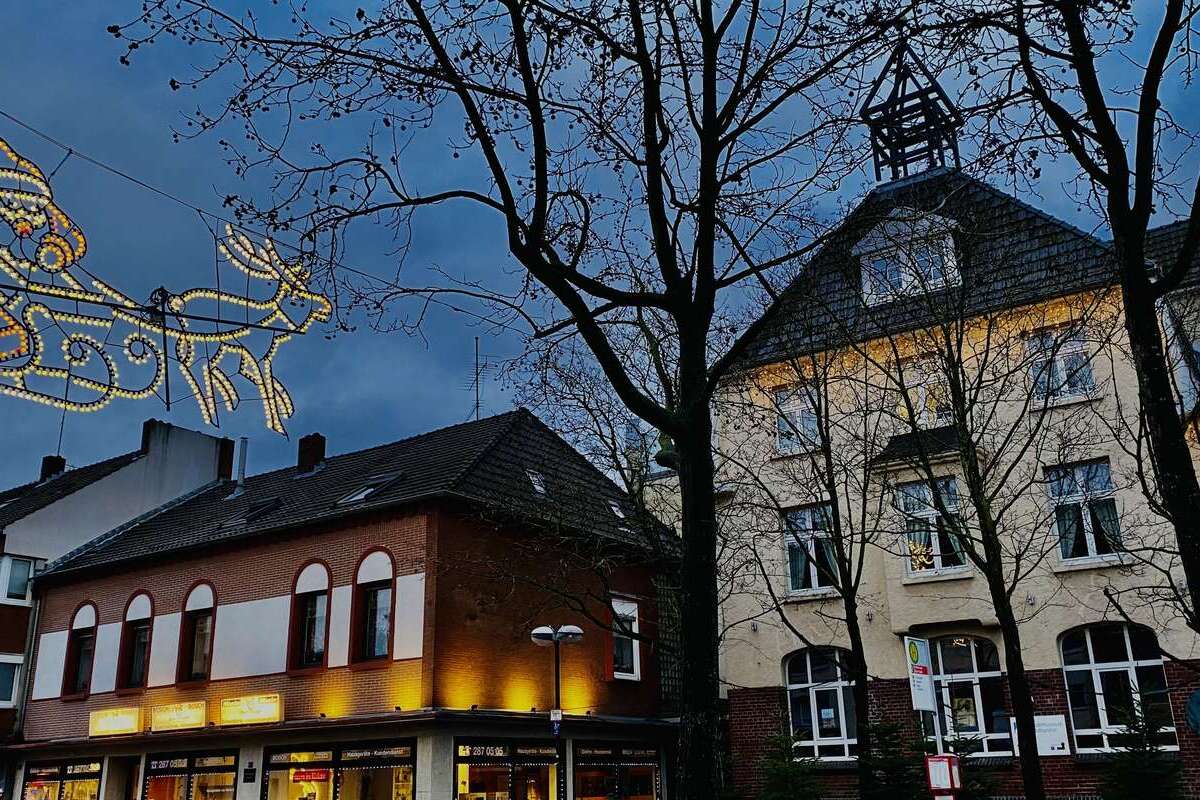 2021-12 Hausansicht mit Weihnachtsbeleuchtung schmal