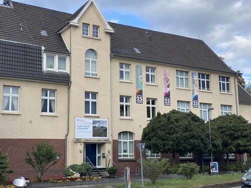 2023-09-22 Hausansicht mit Jubiläumabannern