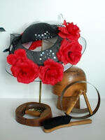 Ein geschmückter Hut und das Werkzeug dazu